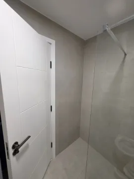 Moderne kupatilo sa tuš kabinom i bijelim vratima. - image 6