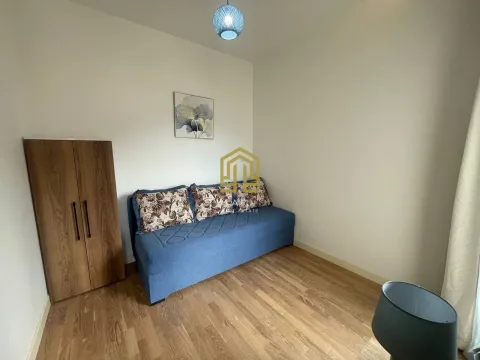 Manja spavaća soba sa plavim krevetom i drvenim ormarom. - image 5