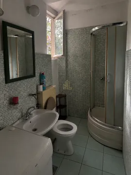 Kupatilo sa tuš kabinom, umivaonikom, WC šoljom i ogledalom. - image 7
