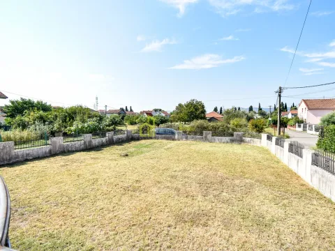 Izdavanje, kuća, 185m², Tološi, Podgorica - image 13