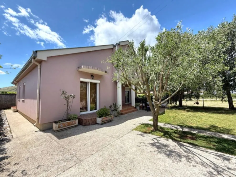 Prodaja, kuća, 150m², Tološi, Podgorica