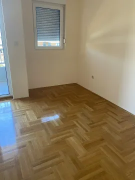 Prazna soba sa lakiranim parketom. - image 2