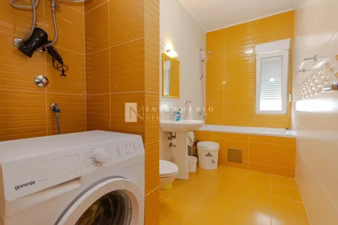 Svijetlo kupatilo sa žutim pločicama, kadom, umivaonikom i veš mašinom. - image 19