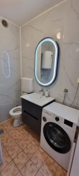 Moderno kupatilo sa lavaboom, ogledalom sa LED osvjetljenjem i veš mašinom. - image 13