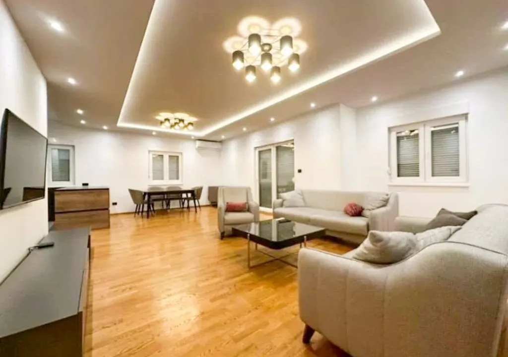 Izdavanje, dvosoban stan, 120m², City Kvart, Podgorica