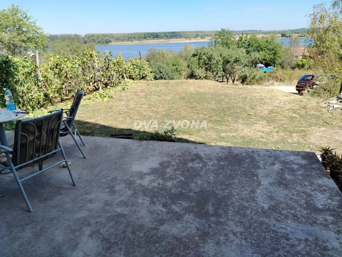 Terasa sa pogledom na dvorište, zelenilo i reku.