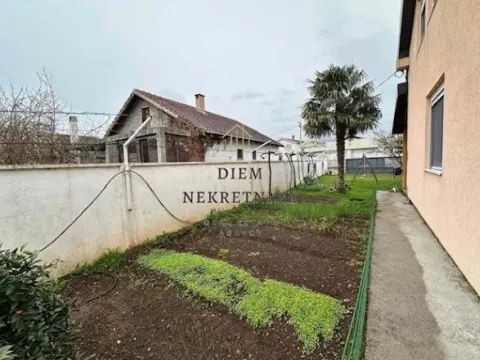 Izdavanje, kuća, 140m², Donji Kokoti, Podgorica - image 11