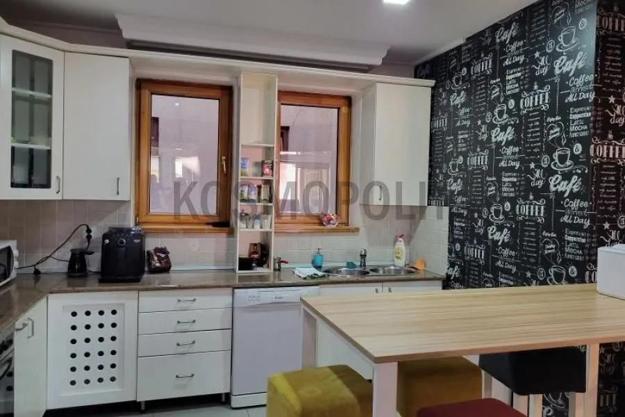 Izdavanje, stan, 221m², Kalenić Pijaca, Vračar Sve Podlokacije