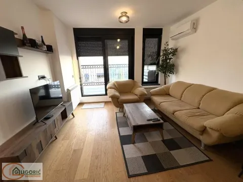 Dnevna soba sa garniturom, televizorom i izlazom na terasu. - image 4