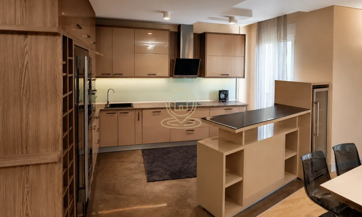 Izdavanje, četvorosoban stan, 180m², Vračar Hram, Vračar Sve Podlokacije