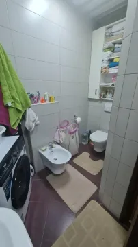 Kupatilo opremljeno sanitarijama, veš mašinom i ormarićem za peškire. - image 7