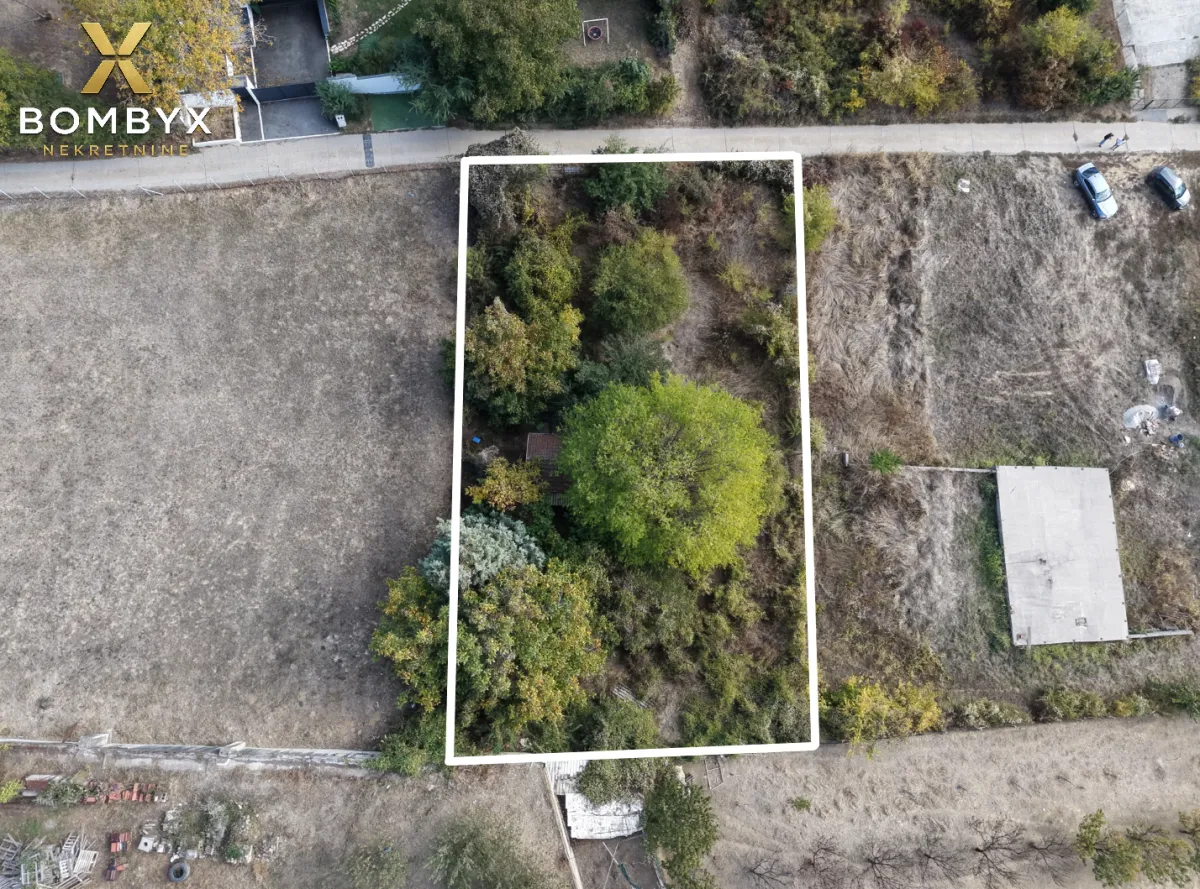 Pogled iz vazduha na zemljište sa ucrtanim granicama parcele.