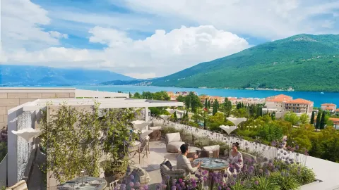 Prostrana krovna terasa sa garniturom za sjedenje i pogledom na more i planine. - image 16