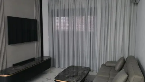 Moderna dnevna soba sa garniturom, TV-om i zavesama. - image 5