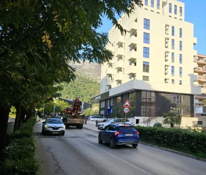 Pogled na stambenu zgradu i ulicu saobraćaja ispred objekta. - image 12