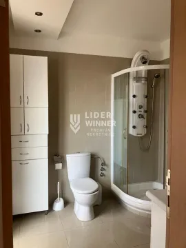Kupatilo opremljeno tuš kabinom, toaletom i belim ormarićem. - image 11