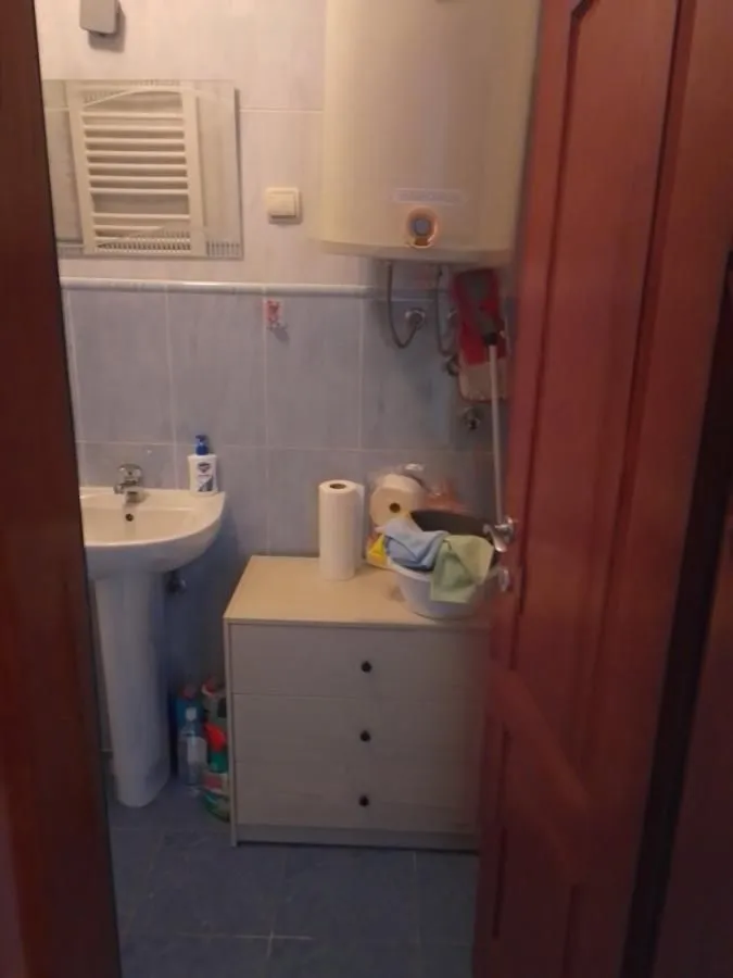 Pogled na kupatilo sa umivaonikom i bojlerom.