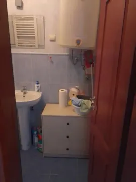 Pogled na kupatilo sa umivaonikom i bojlerom. - image 8