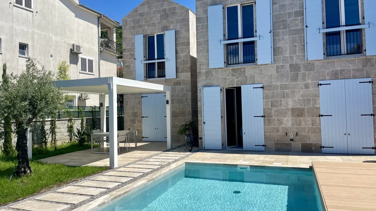Izdavanje, kuća, 127m², Tivat, Crna Gora