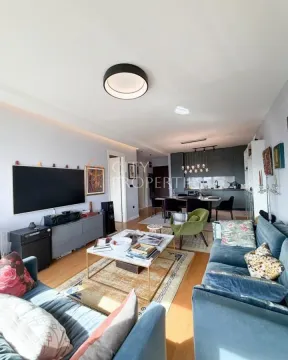 Dnevna soba sa garniturom, TV-om i trpezarijom u pozadini. - image 8