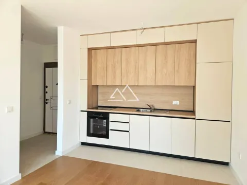 Moderna kuhinja sa ugradnim elementima i drvenim detaljima. - image 5