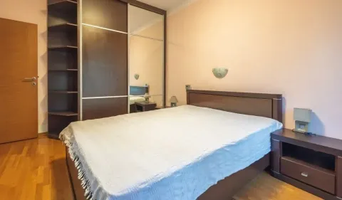 Namještena spavaća soba sa bračnim krevetom, velikim ormarom i noćnim stočićem. - image 14