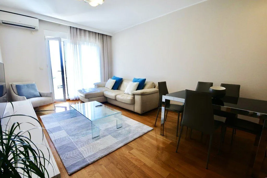 Izdavanje, dvosoban stan, 65m², Blok 6, Podgorica