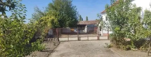 Pogled na dvorište i pomoćne objekte imanja. - image 2