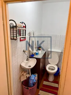 Manje kupatilo sa umivaonikom, WC šoljom i zidnim pločicama. - image 7