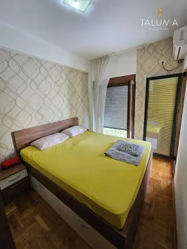 Namještena spavaća soba sa bračnim krevetom i izlazom na terasu. - image 4