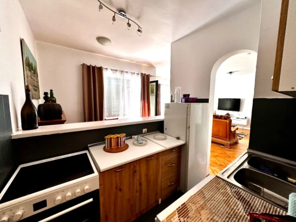 Izdavanje, trosoban stan, 80m², Cetinje, Crna Gora