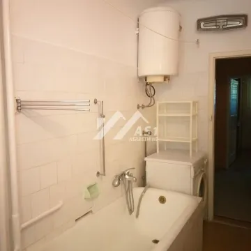 Manje kupatilo sa kadom, bojlerom i veš mašinom. - image 8