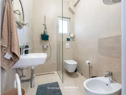 Sale, two bedroom apartment, 82m², Dobrota, Kotor - image 17