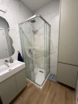 Moderno kupatilo sa tuš kabinom, umivaonikom i ogledalom. - image 6