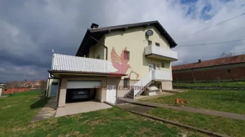 Pogled na spoljašnjost kuće sa garažom, dvorištem i terasom. - image 2