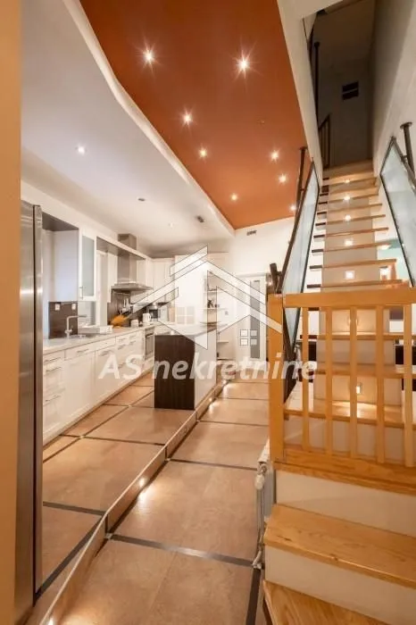 Izdavanje, četvorosoban stan, 140m², Obilićev Venac, Beograd