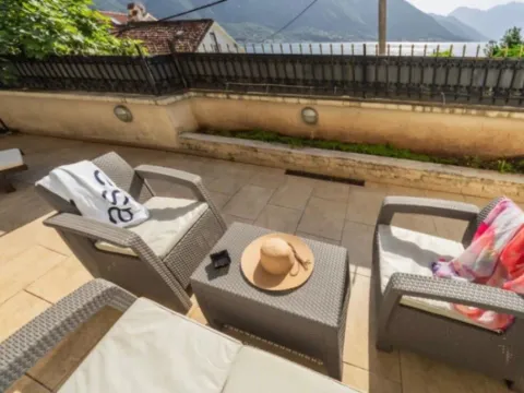 Izdavanje, trosoban stan, 130m², Dobrota, Kotor - image 13