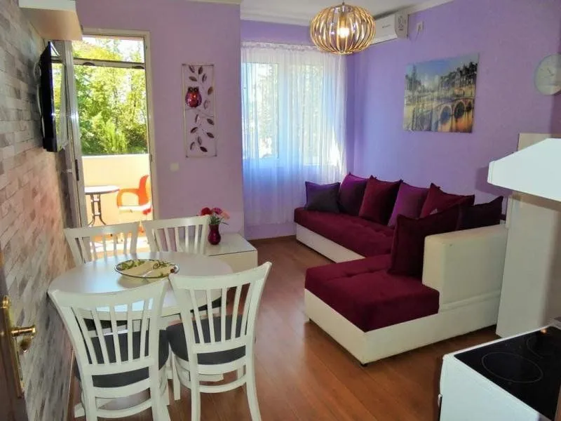 Izdavanje, dvosoban stan, 72m², Tivat, Crna Gora