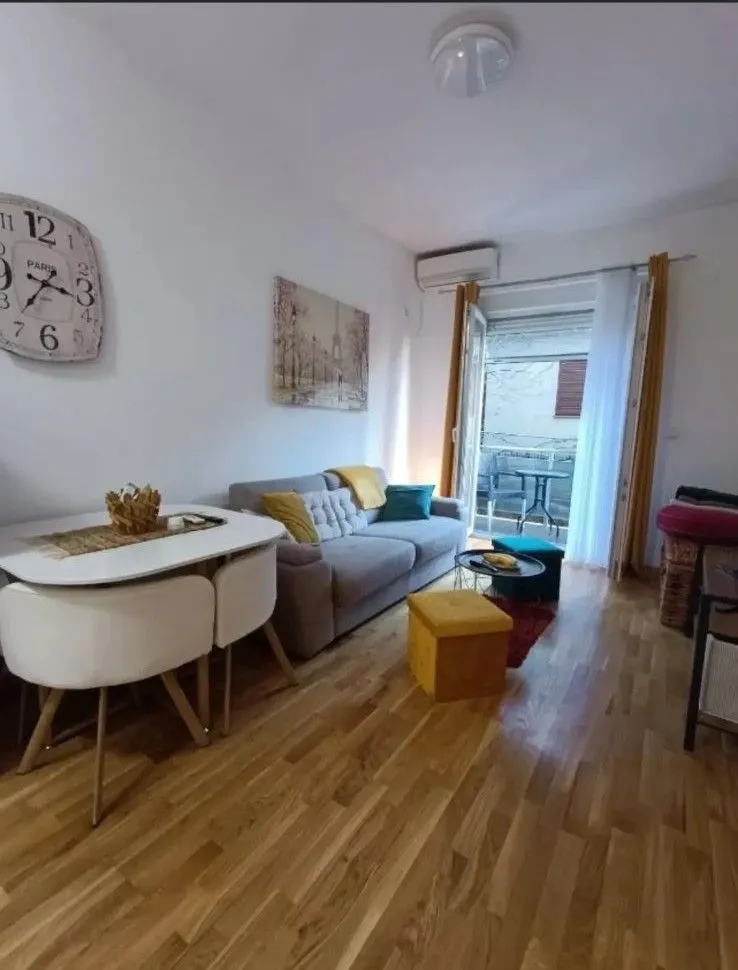 Living room with dining area and access to the terrace.