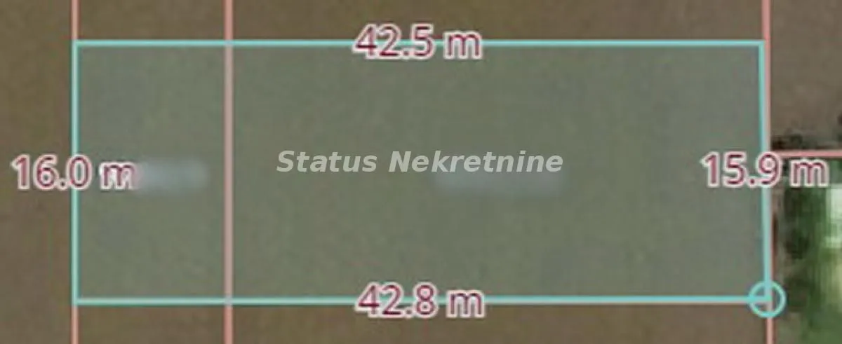 Prikaz parcele sa označenim dimenzijama i granicama zemljišta.