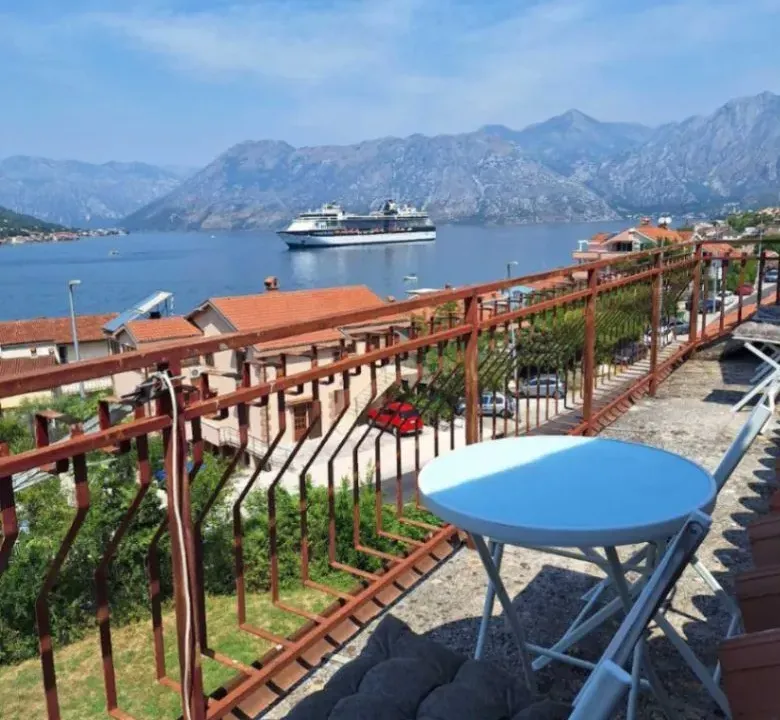 Izdavanje, trosoban stan, 90m², Dobrota, Kotor