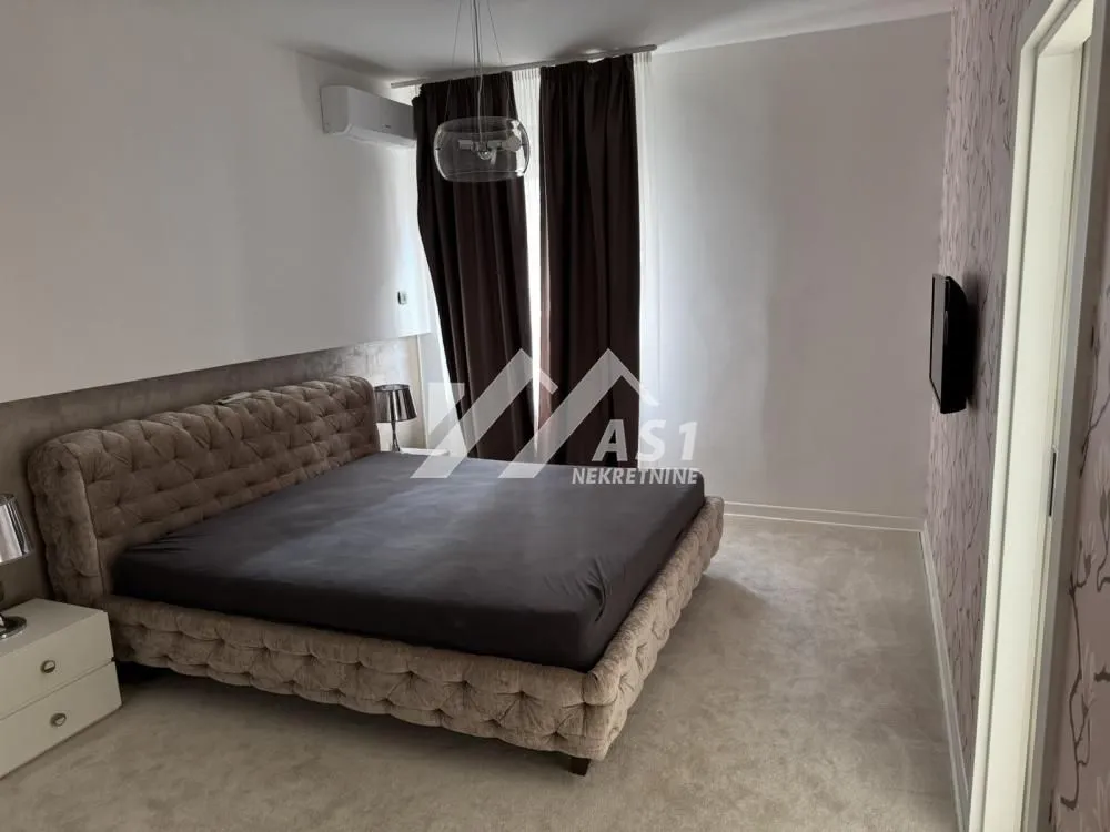 Izdavanje, četvorosoban stan, 136m², Centar, Novi Sad