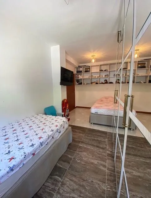 Spavaća soba sa dva kreveta i ugradnim plakarom.
