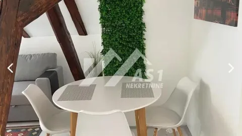 Manji trpezarijski sto sa stolicama u sklopu dnevnog boravka sa krovnim gredama. - image 2