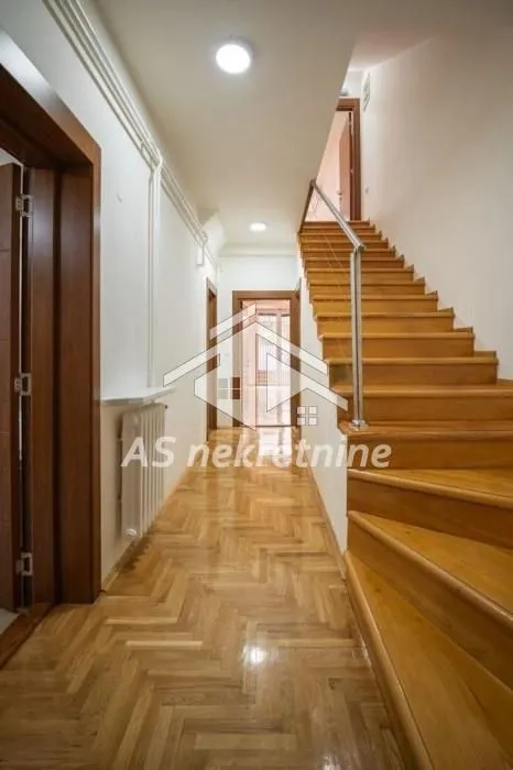Prodaja, kuća, 252m², Zvezdara Sve Podlokacije, Beograd