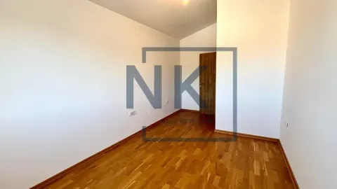 Prazna prostorija sa drvenim podom i bijelim zidovima. - image 5