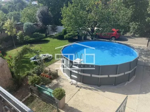 Dvorište sa bazenom i travnjakom. - image 15