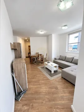 Dnevna soba sa garniturom, stočićem i trpezarijskim stolom u pozadini. - image 3