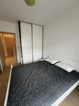 Svijetla spavaća soba sa bračnim krevetom i ugradnim plakarem. - image 3