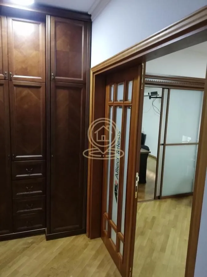 Izdavanje, četvorosoban stan, 130m², Vračar Sve Podlokacije, Beograd